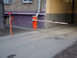 Наши работы: установка шлагбаума